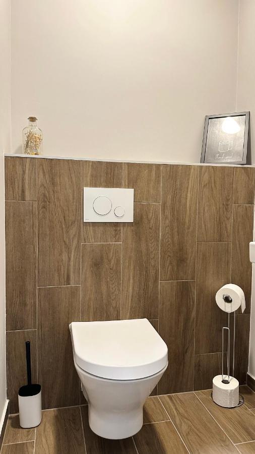 Linden Apartman 002 - Adults Only Mosonmagyaróvár Esterno foto